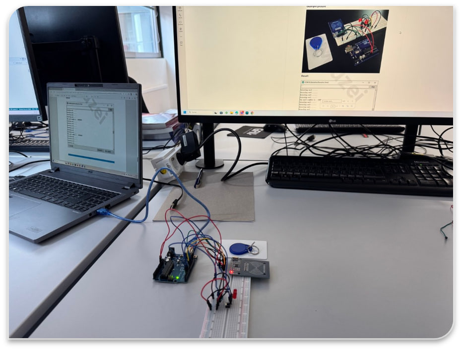 Arduino-RFID Aufbau während des Funktionstests mit grün leuchtender LED